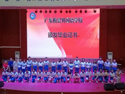 又是一年毕业季，师生话别情依依…他们的高中生涯就此画上圆满的句号！