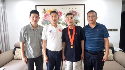 梅州市体育局开展颁发“光荣在党50年”纪念章暨“七一”走访慰问活动