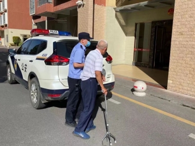 手动点赞！老人轮椅“抛锚”又迷路，民警蜀黍一路护送其到家