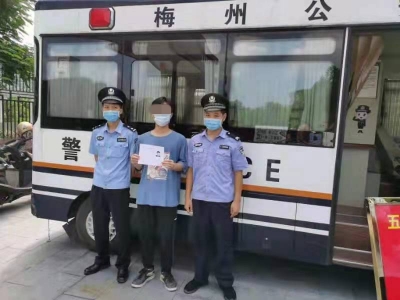 高考前一天，五华公安移动警务车为4名考生办理了临时身份证明