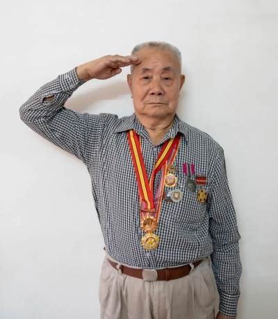 光荣在党50年！梅州市纪委监委为10名老党员颁发纪念章