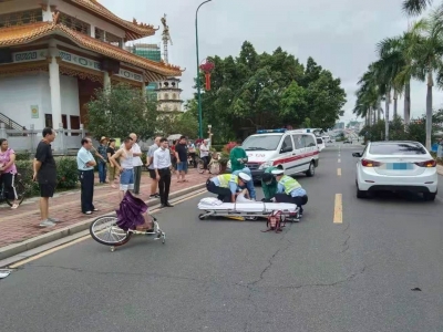 交通事故发生后，民警化身“温柔奶妈”一把抱起宝宝安抚...