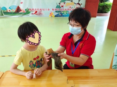 端午安康！福利院的孩子们一起学包粽子，场面很温馨~