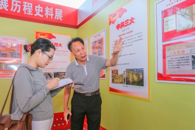 感悟党的光辉历程！梅州日报专访《中国共产党章程》发展历程史料展的史料收藏者魏金华