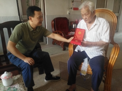 老党员同志，辛苦了！除了慰问，他们还获得了这项荣誉...