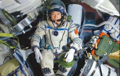 杨利伟忆太空一日文章被选入课本，网友：致敬！