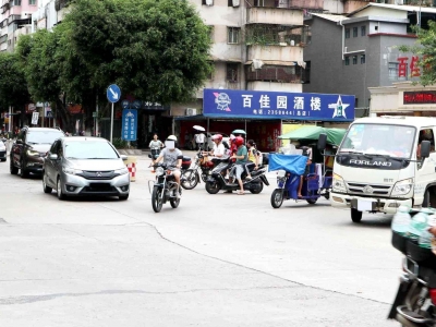 三个方向绿灯同时亮，三股车流路圆盘"碰头"！司机：我怎么走？