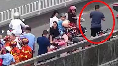 救完人转身就走，这个背影真帅！