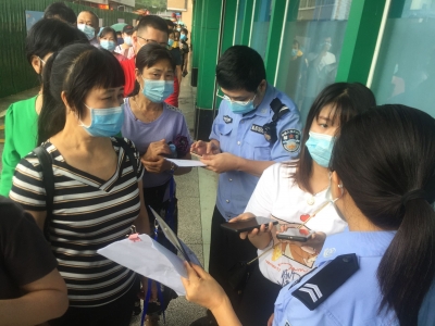 闪动在疫苗接种点的“一抹藏蓝”，让群众安心放心舒心接种疫苗~