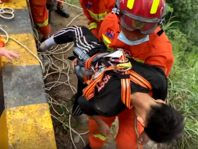 15岁少年坐摩托被甩下30米深山崖半坡上...救援紧急展开！