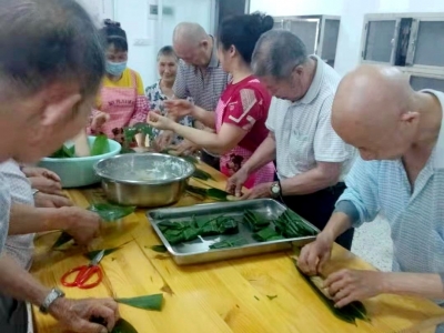 粽情粽意，情暖老人！平远县热柘镇敬老院组织开展端午节包粽子活动