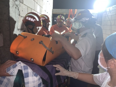 紧急救援！梅江区一名工人不慎跌落消防水池...