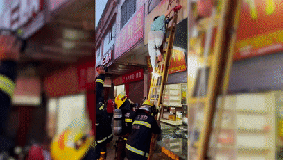 一楼店铺火灾，楼上3人被困，所幸防盗网预留逃生口，为生命“网开一面”！