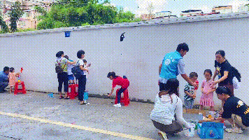 手绘文明墙，扮靓文明城！他们为梅城增添了一抹亮丽的色彩