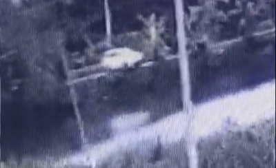 小车冲进路边鱼塘，车主命悬一线！村民上演生死营救