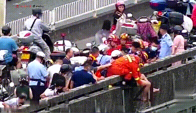 吓出汗！19岁少年坐在梅州大桥上欲轻生，所幸众人合力往回拽...