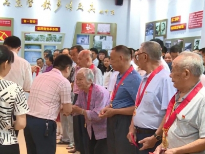 党龄最长的达65年！丰顺小胜镇54名老党员们获得了这个纪念章