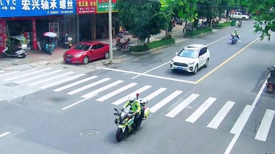 他们不只铁血，还有柔情！一市民中暑昏迷，兴宁铁骑为生命开道护航...