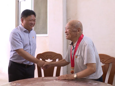 吴晖开展“七一”走访慰问活动  切实关心关爱老党员困难党员