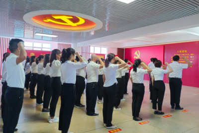 用实际行动践行党旗下的誓言！梅县区举行新党员代表宣誓活动