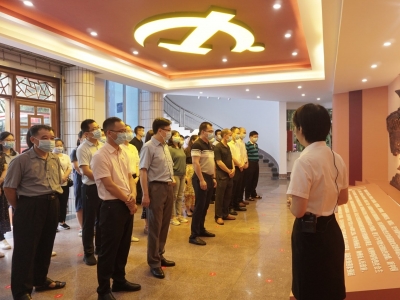 回顾百年历程，重温入党誓词！梅州市委办公室组织全体党员干部参观中共梅州地方历史主题展览 