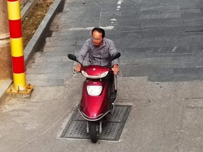 骑摩托不戴安全头盔？爆照、点名！