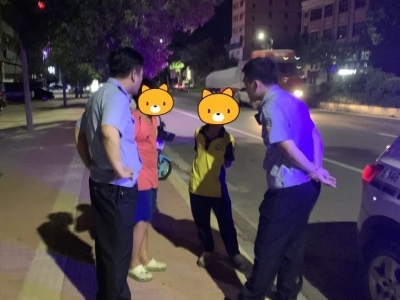 暖心！俩“小神兽”街头迷路，丰顺阿sir送他们回家...