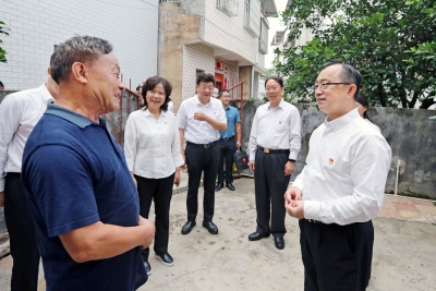 陈敏开展“七一”走访慰问活动，为老党员颁发“光荣在党50年”纪念章：用心用情服务好老党员困难党员