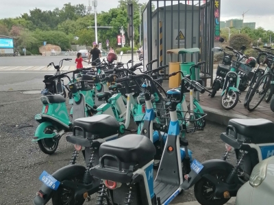 共享单车“扎堆”辅道、一车占两个停车位...梅城市民：该管管了！
