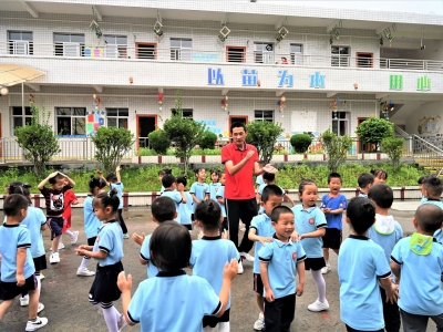 万花丛中一点“绿”！探秘平远男幼师的付出与快乐...