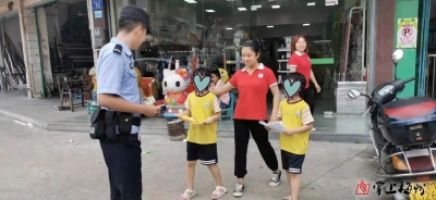 感谢保护祖国花朵！梅江执勤民警收到小朋友亲手制作的贺卡，暖暖的...