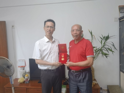 颁发纪念章+走访慰问！广东嘉城建设集团向他们传递党中央的温暖...