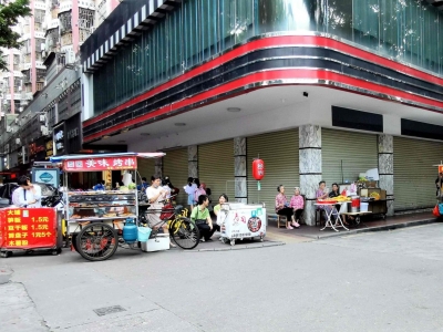 乱摆卖、乱停车...梅城这间学校门口“堵得慌”！
