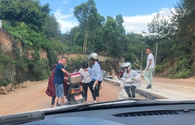 暖！雨天路滑摩托连人带车侧翻...他，出现了