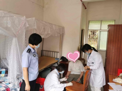“群众跑”变为“民警跑”！他们上门为年迈老人办证，贴心服务暖人心