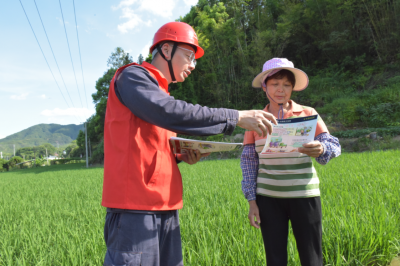 深入田间地头，平远供电服务队为村民讲解夏播夏种浇灌安全用电注意事项！