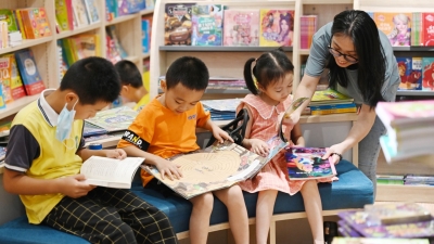 “充电”纳凉两不误！炎炎夏日，我们在书海中畅游！