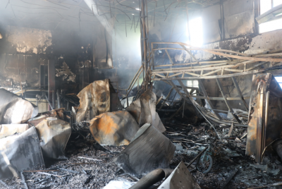 丰顺一二手车行突发大火！现场一片狼藉...