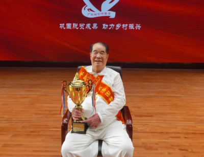 2020年度梅州扶贫济困奖特别爱心获得者许应裘：“跟着共产党走，就是我的信仰”