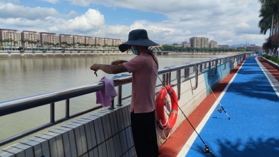 鱼竿占据“最美跑道”、死鱼漂浮“母亲河”...市民：该管管了！