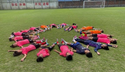 “争场”抢训练 “原因”暖人心！梅州足球健儿积极备战省运会
