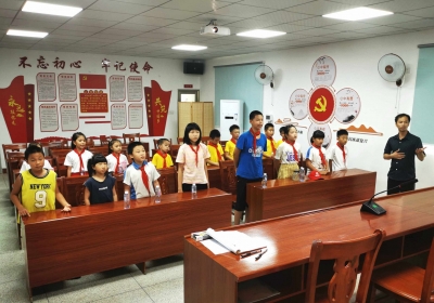 唱红色歌曲 讲英雄故事！梅州市发展改革局到浒洲村开展关爱未成年人主题活动