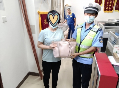 粗心旅客丢包！服务区工作人员捡到1小时内交还失主！