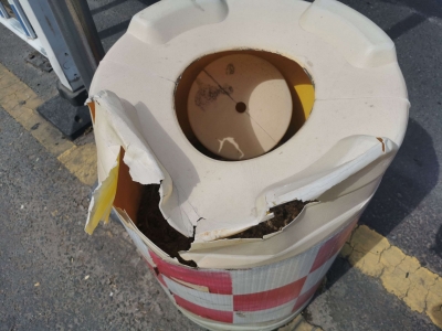 十分得人畏！防撞桶变“垃圾桶”，蚊虫滋生味道冲...