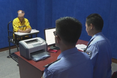 捏一把汗！货车“客串”客车，车厢竟塞了10余人...