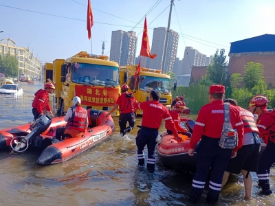 梅州驰援河南第二天丨“今天的救援比昨天更忙！”县城洪水水位上涨，全力转移医院病患