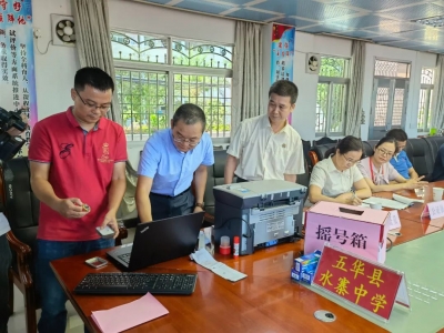 媒体监督+家长按键！直击五华水寨中学和高级中学小升初招生“摇号”现场