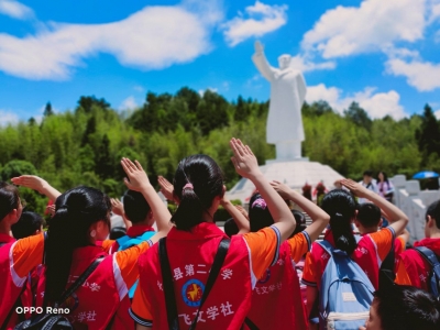 照片墙丨学英模，树旗帜