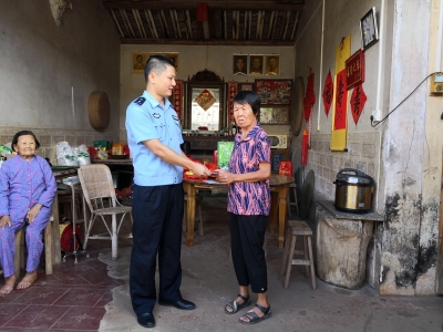告别67年的“黑户”身份！民警为老人送上一本“有温度”的户口本