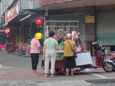 住户：每天叫醒我的不是闹钟，而是楼下流动猪肉摊档的“咚、咚、咚”声...